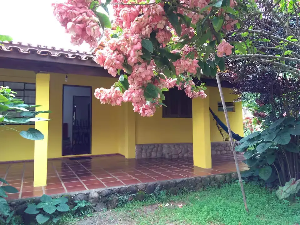 Fachada da Casa Pé na Areia, na Praia da Fortaleza em Ubatuba