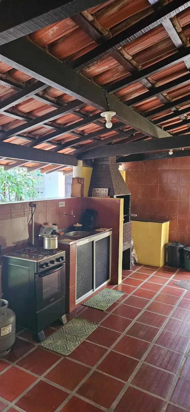 Outra vista da área externa com churrasqueira
