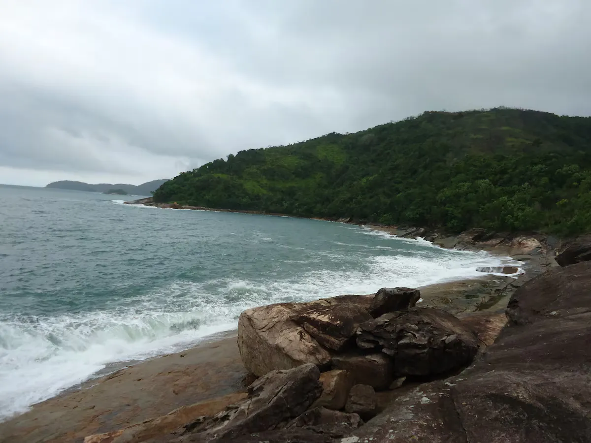 Pontão no fim da trilha da Praia da Fortaleza