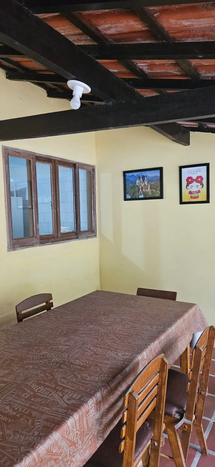 Mesa na área externa, ao lado da churrasqueira